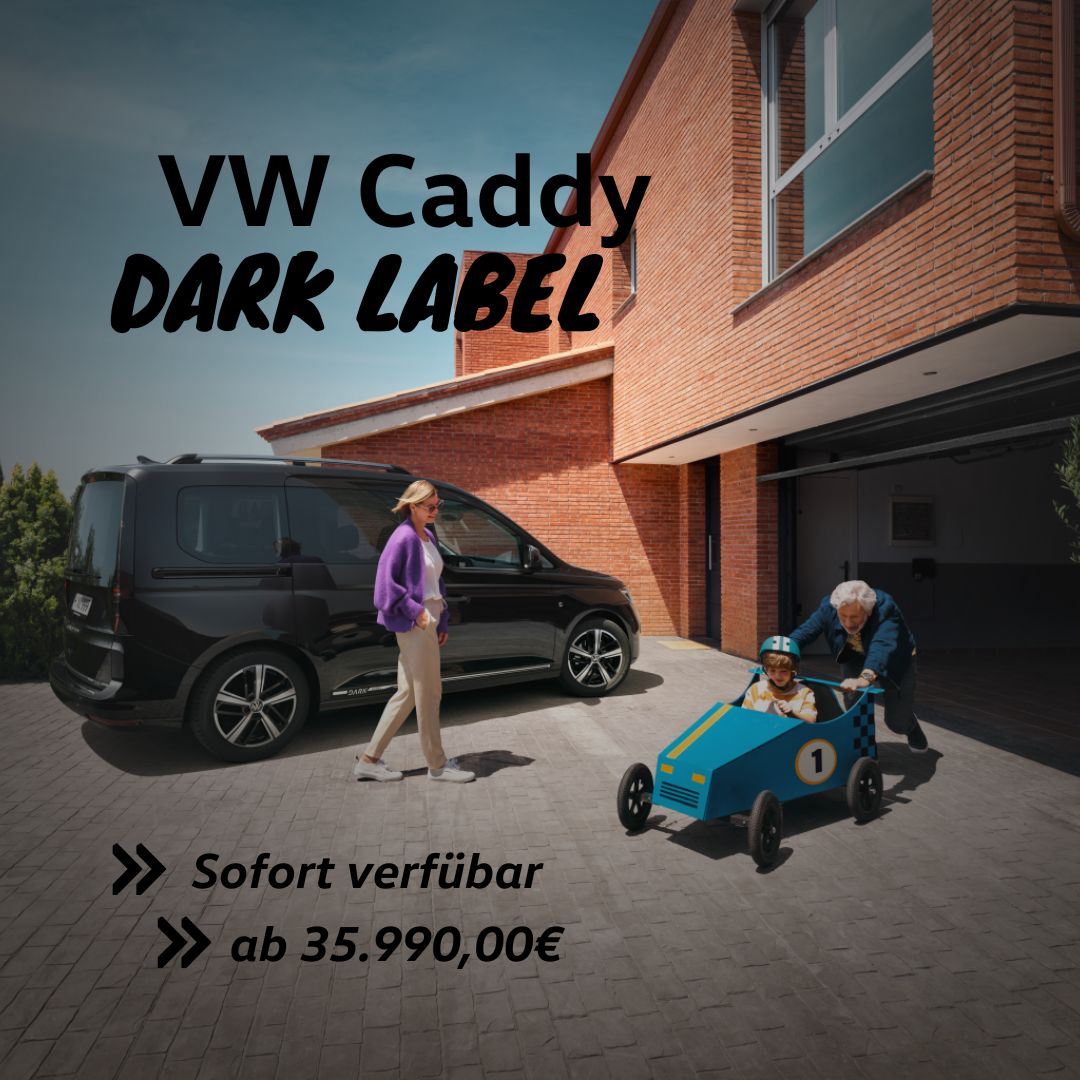 VW Caddy Dark Label in einer Garagenauffahrt