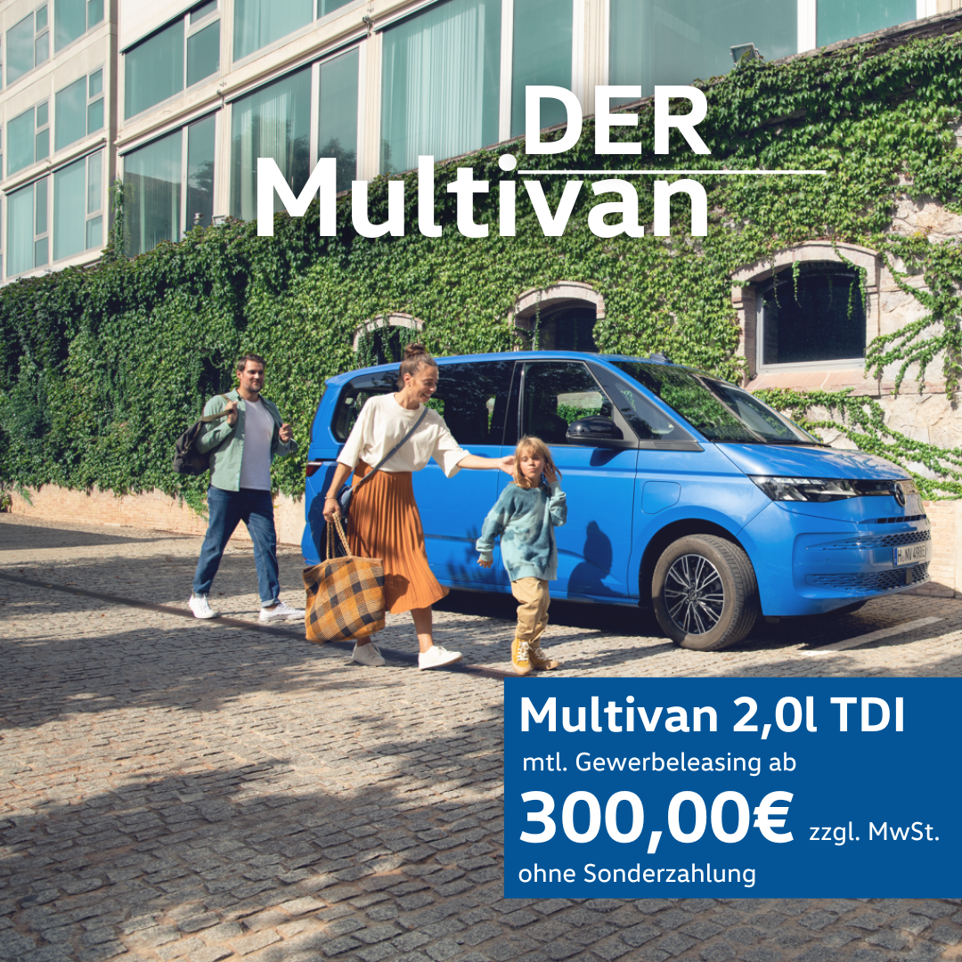 Der VW Multivan in blau steht vor einer mit Efeu bewachsenen Wand. vor dem Auto laufen Vater, Mutter und Sohn.