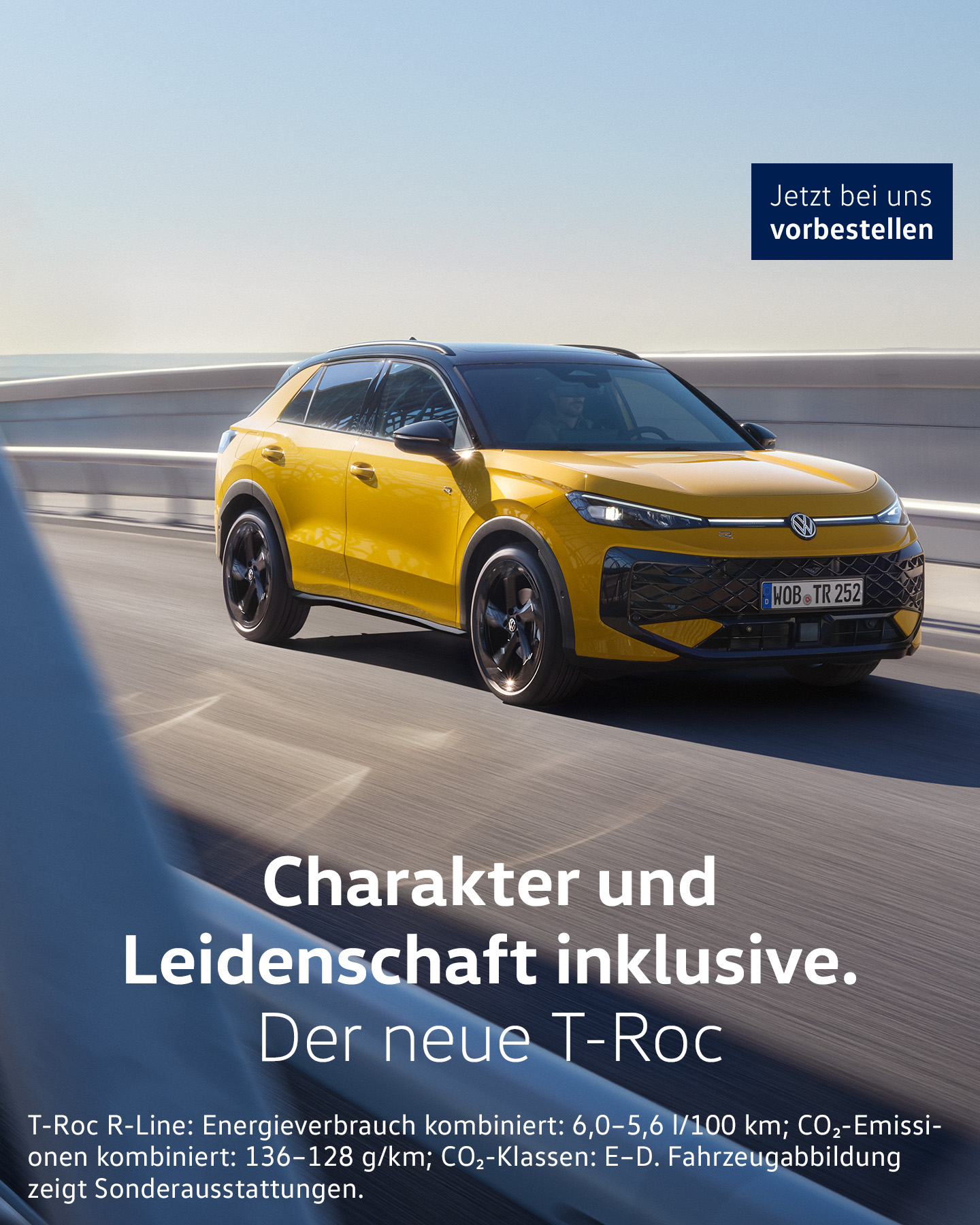 Der neue VW T-Roc in Gelb auf einer Autobahn