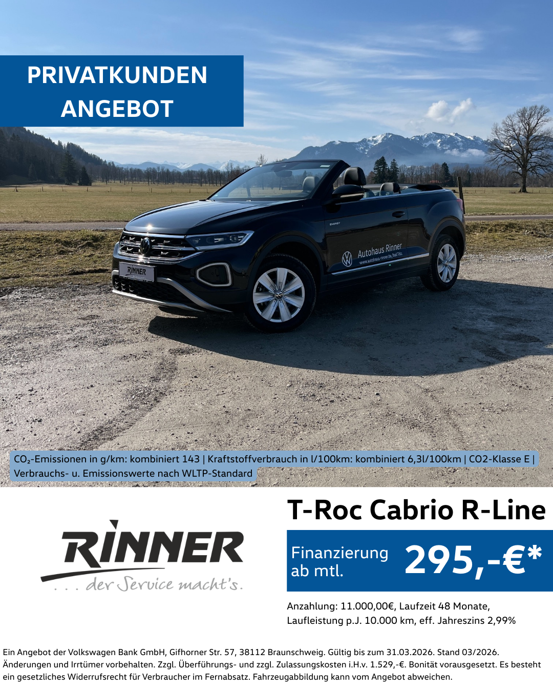 T-Roc Cabriolet in schwarz auf einem Kiesplatz. Im Hintergrund Berge, blauer Himmel und Schleiherwolken